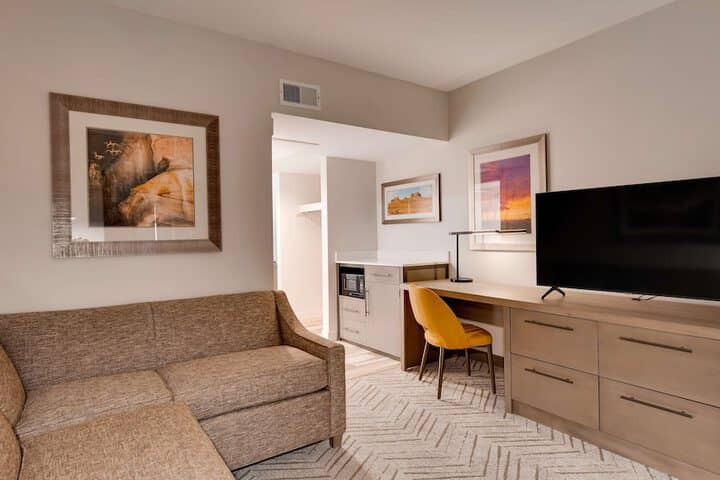 Room 10 of 27