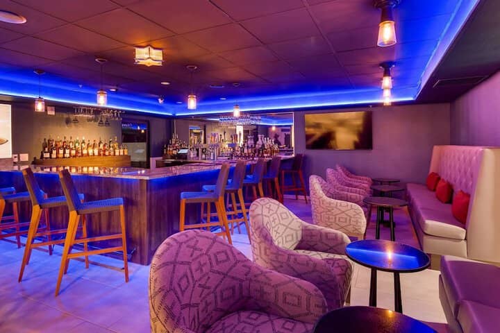 Lounge 24 of 27